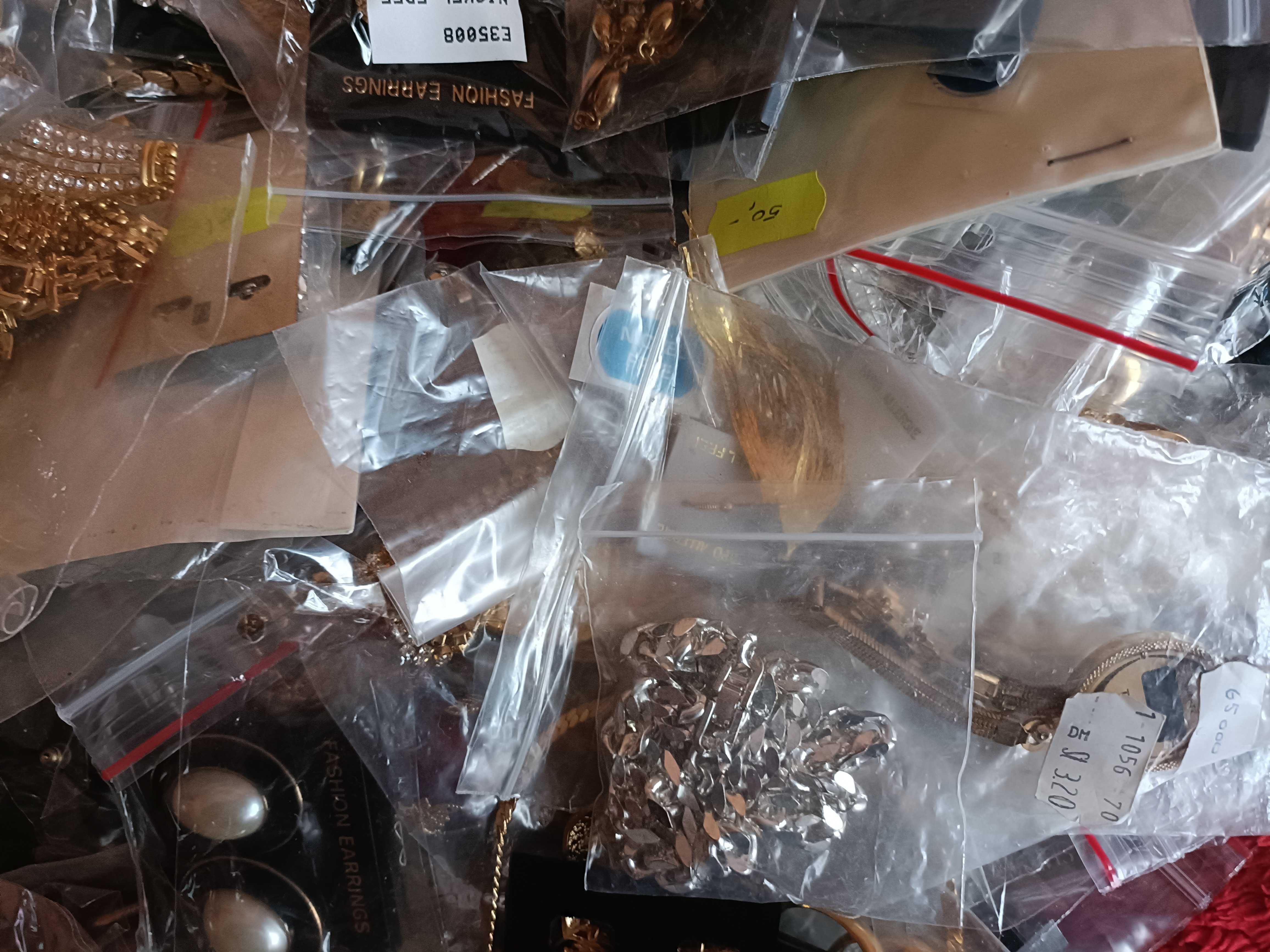Biżuteria około 2000 SZTUK Naszyjniki, Kolczyki, Wisiorki, Bransoletki