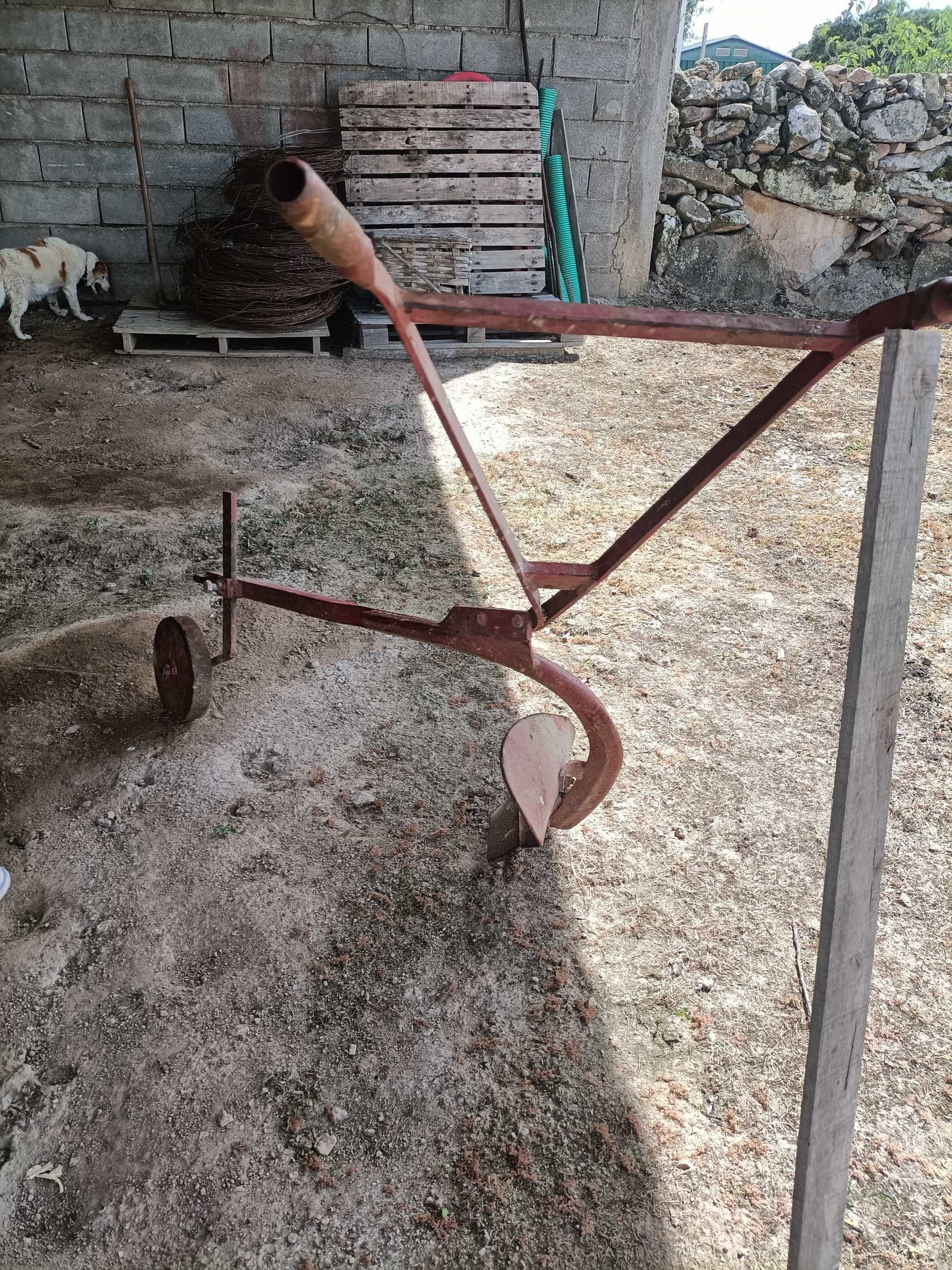 Charua ideal para escava vinhas