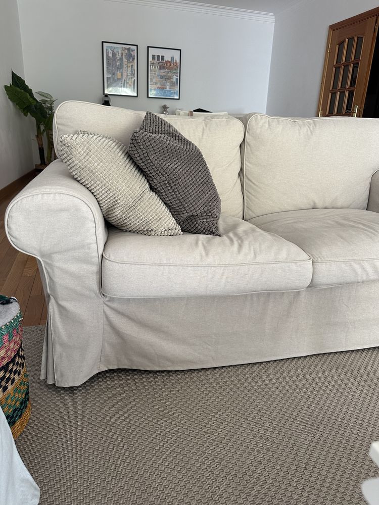 Sofa bege e sofa azul