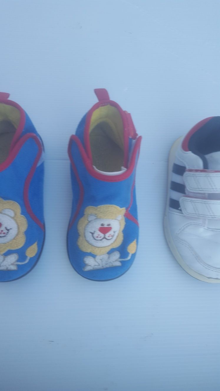 2 pares  de sapatos  para  crianças  o primeiro  N 27 o outro  26