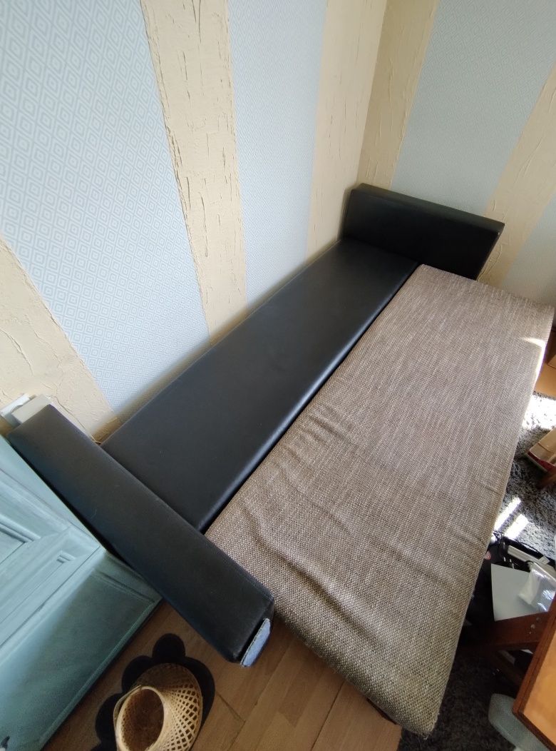 Rozkładana sofa z pojemnikiem dwuosobowa 220x84