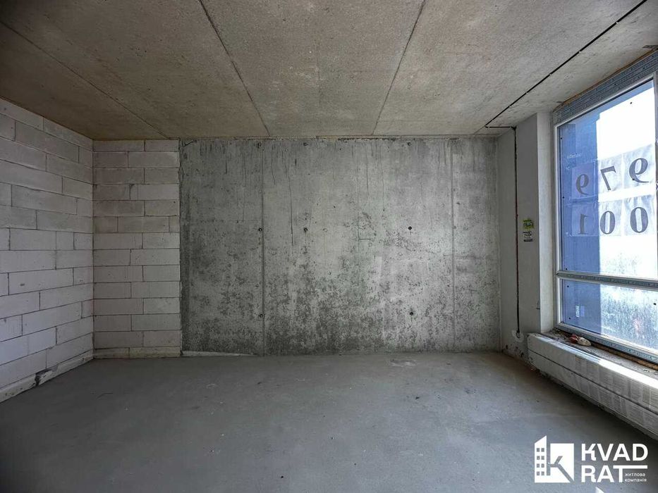 Здана двокімнатна квартира з чорновим ремонтом.