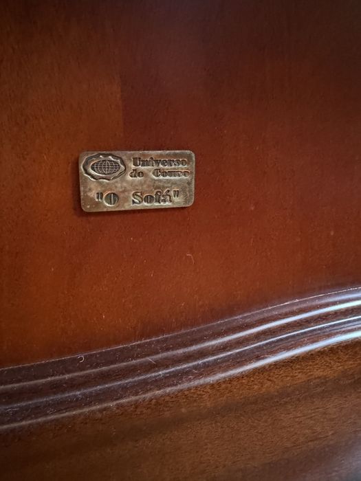 Sofá cama em pele e mogno