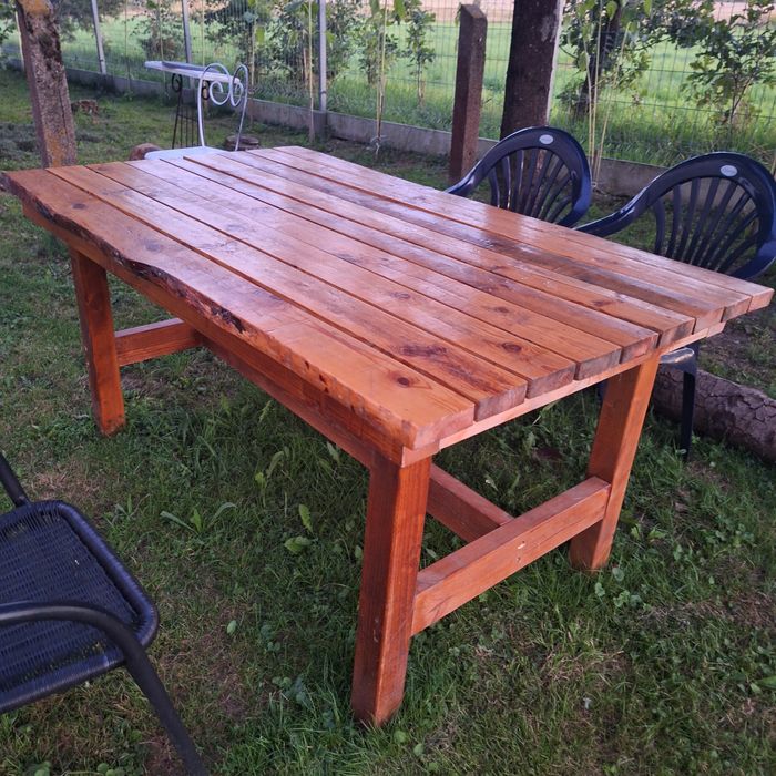 Stół drewniany lakierowany