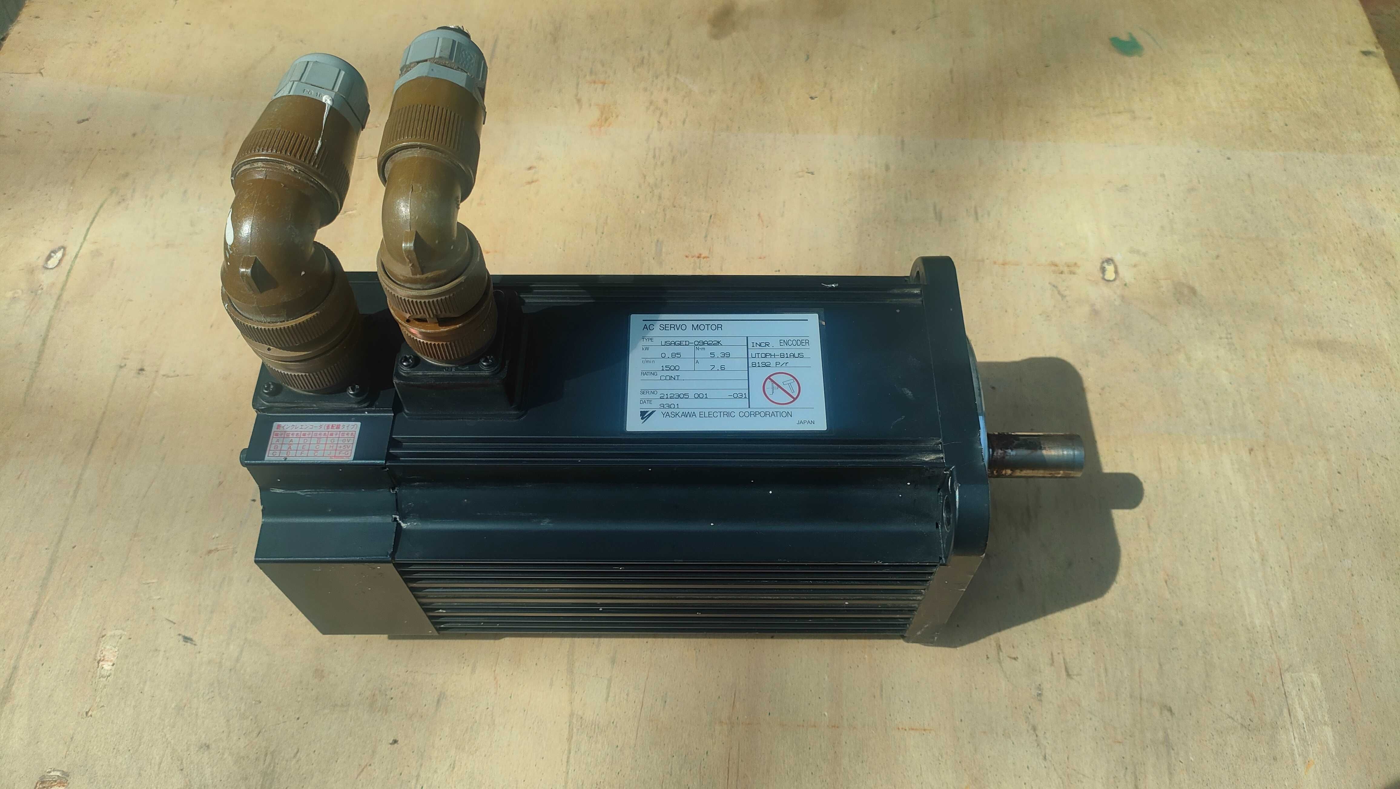 Servomotor USAGED-13A22K 1,3KW 1500/MIN 7.6A