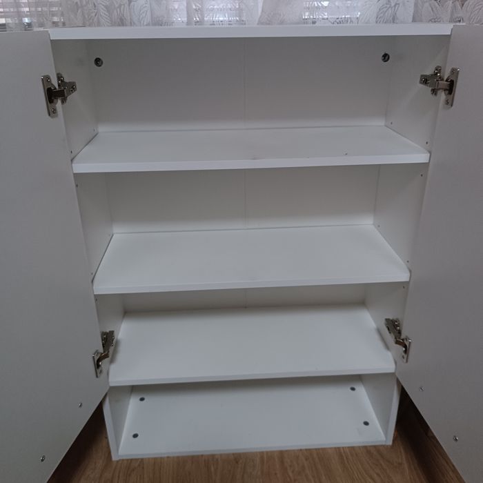 Zestaw dwóch białych szafek łazienkowych – stan bardzo dobry.