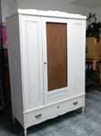 Roupeiro Vintage Restaurado em Branco – Charme e Funcionalidade!