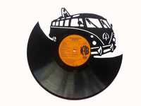 Silhueta decorativa Volkswagen Kombi feita com um disco de vinil LP