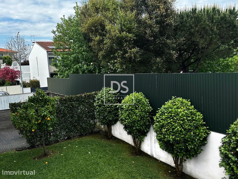 Moradia T4 em Gaveto, com Piscina e Jardim