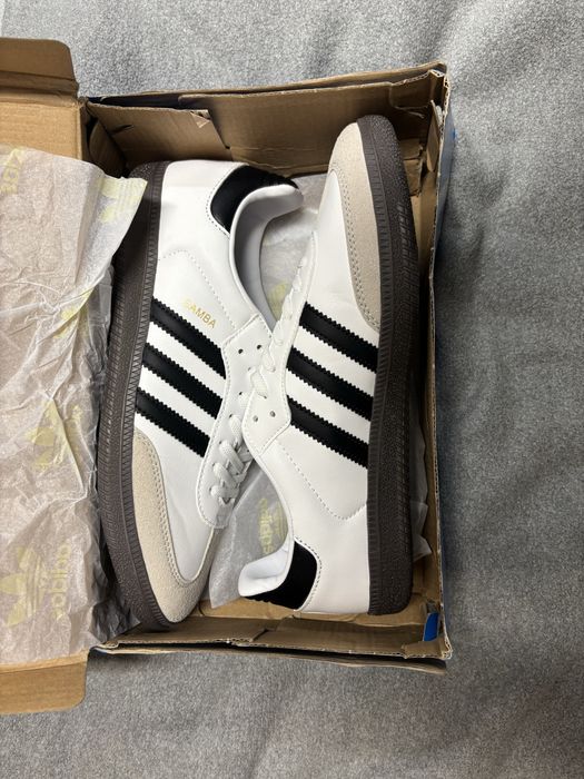 Adidas samba.
