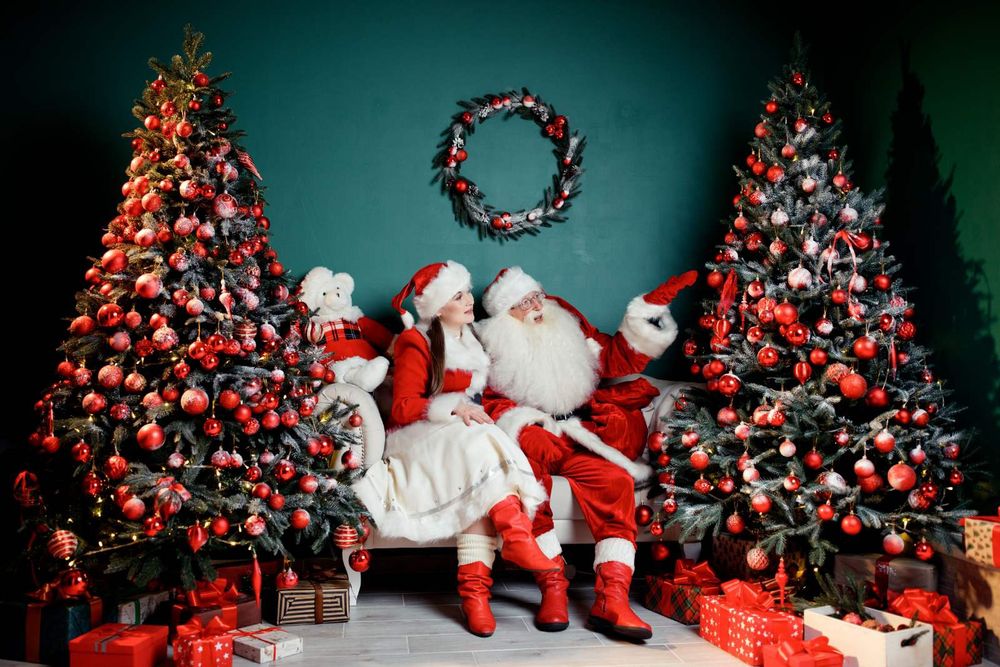 Санта Клаус, та його помічниця, Святий Миколай, Дід Мороз та Снігурка
