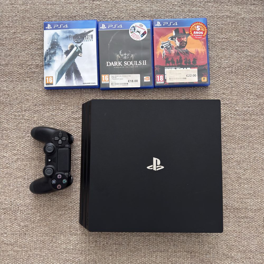 Vendo PS4 Pro 1TB com 3 jogos