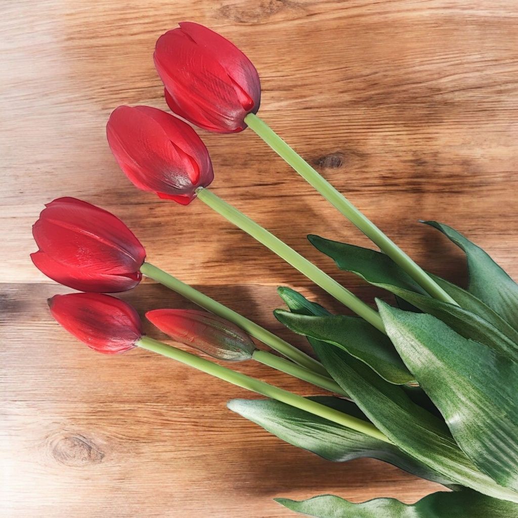 Bukiet 5 czerwonych tulipanów jak żywe.