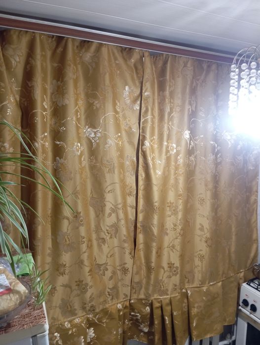 Штора на кухню нарядная.