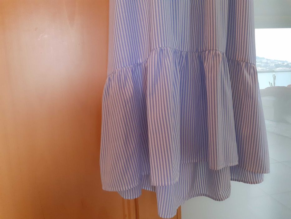 Vestido comprido com riscas.