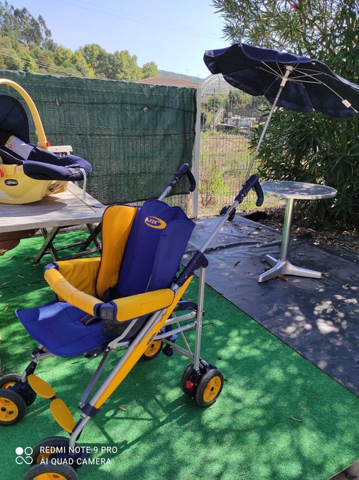 Carrinho e Maxi Cody de bebê em bom estado Chico