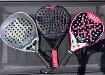 3 raquetes de padel com rachaduras