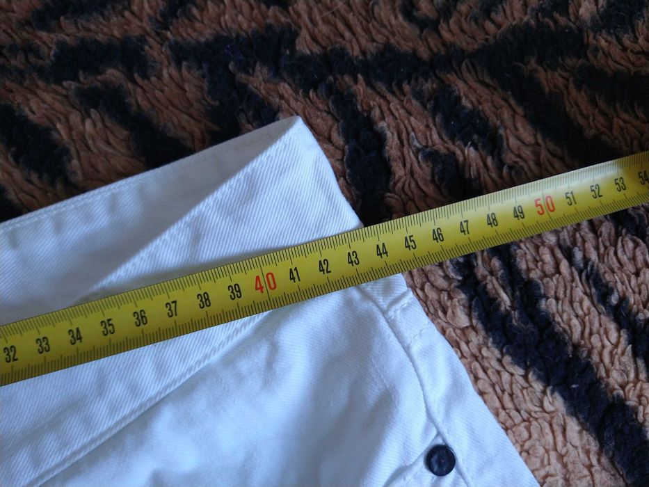 Białe męskie spodnie włoskiej firmy RAEA