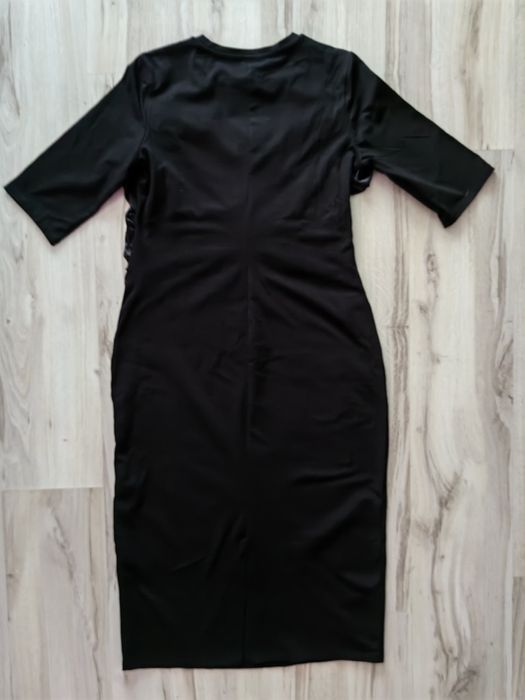 Edgy Glamour – elastyczna shirtowa sukienka midi z ozdobnymi szarfami,