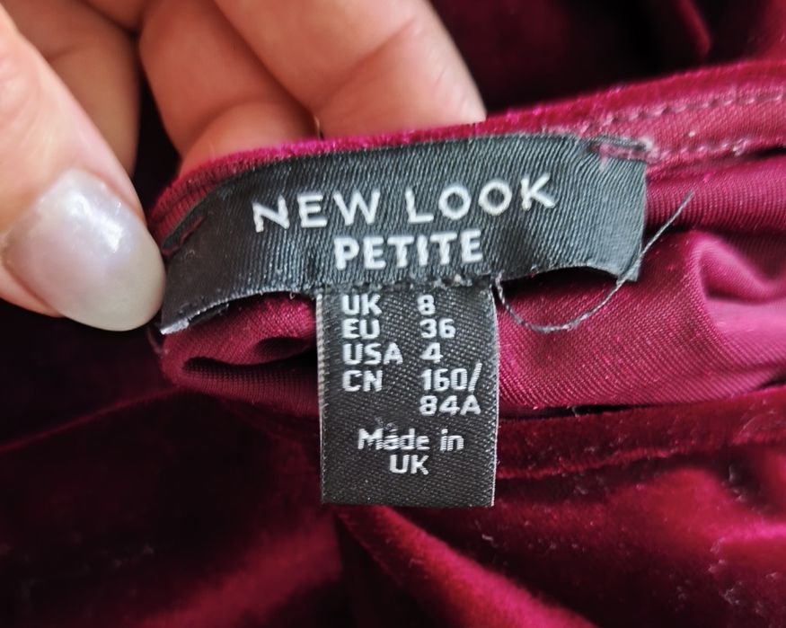 Śliczna welurowa sukienka w kolorze głębokiego wina.