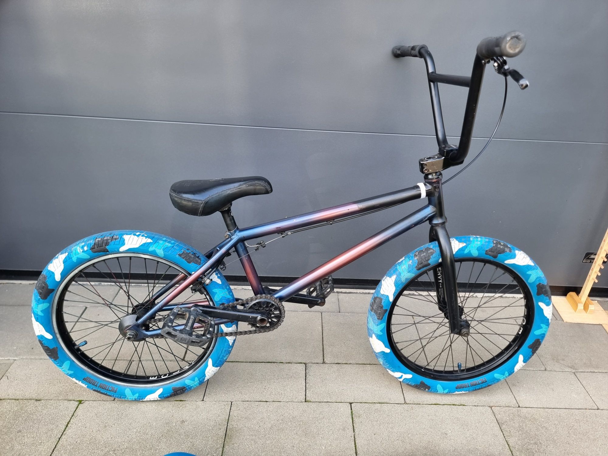 BMX WTP envy 9 + rampa, tyczka/płotek, 2 opony, pegi i kask