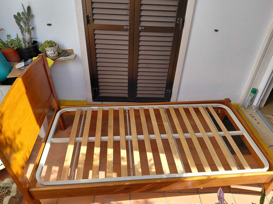 Cama Individual em Madeira com Estrado