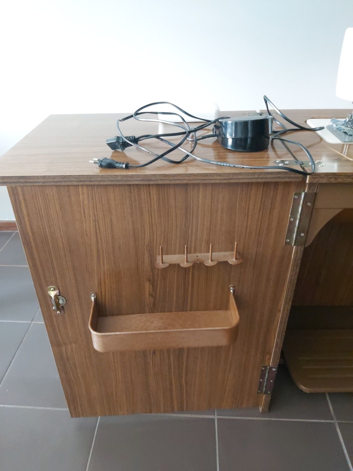 Máquina de costura com móvel