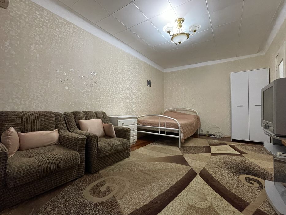 Аренда 1-к. кварт., КРЕЩАТИК угол ул. Трехствятительская, 3.