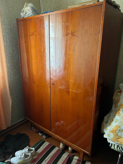 Крісло з натурального горіху вінтажне