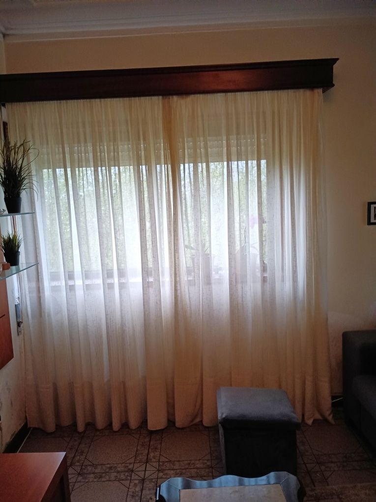 Cortinado com sanefa de madeira