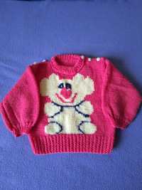 Sweterek dziecęcy na drutach zrobiony