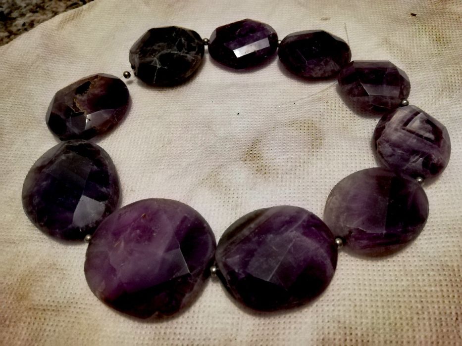 Piękny sznur ametystów