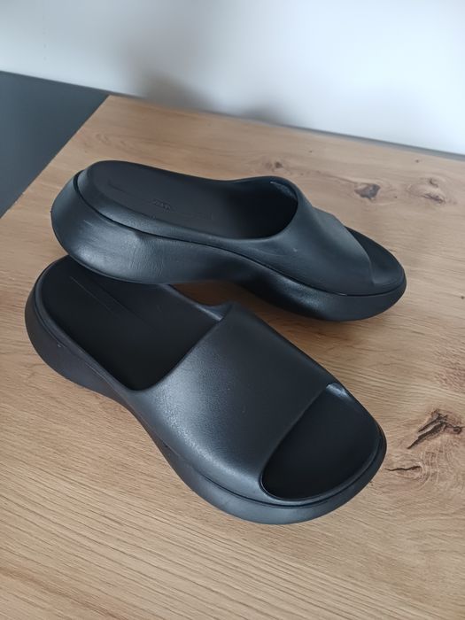 Klapki  czarne Zara rozmiar 40 na grubej podeszwie jak yezzy