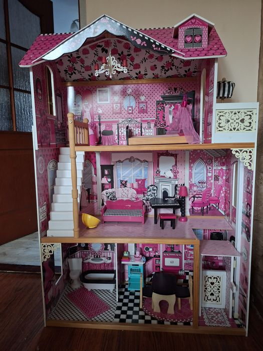 Duży domek dla lalek z lalkami barbie oraz samochodem