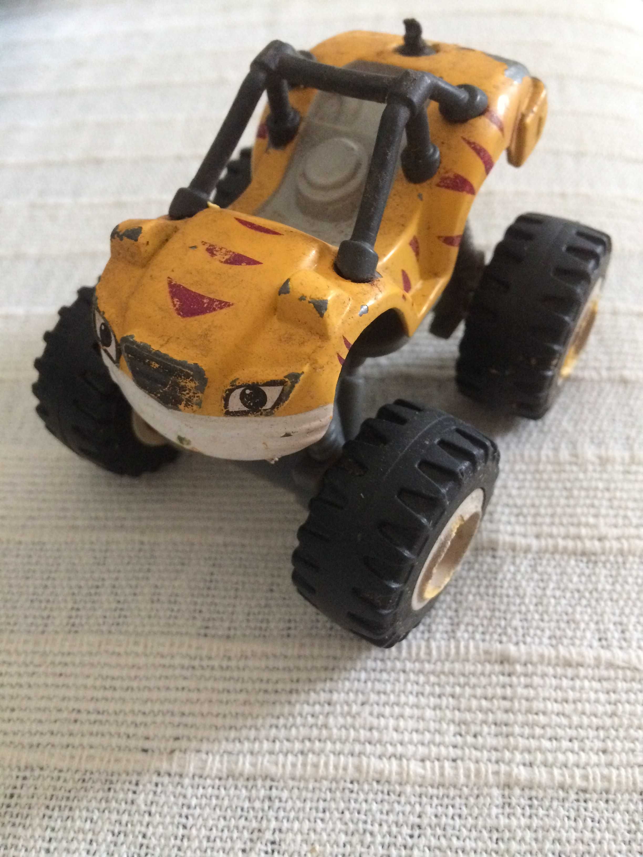 Carrinho monster truck