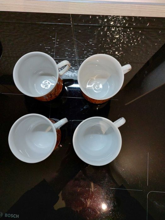4 filiżanki ze spodkami, Chodzież, typ Roman, brązowy szlaczek, PRL