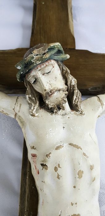 Duży stary drewniany krzyż krucyfiks z pasyjką