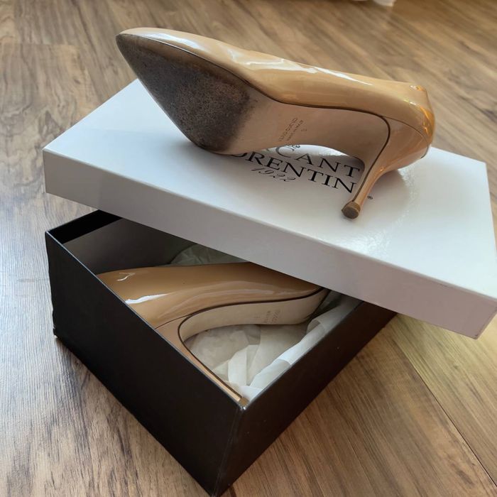 Бежеві туфлі