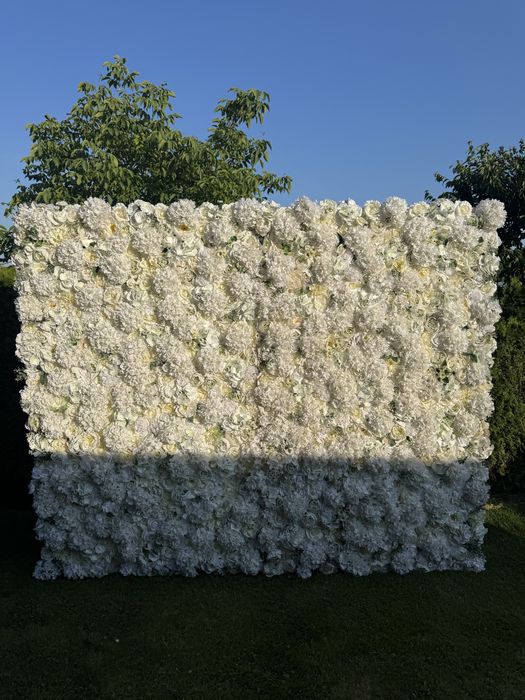 Ścianka kwiatowa dekoracyjna tło ze sztucznych kwiatów