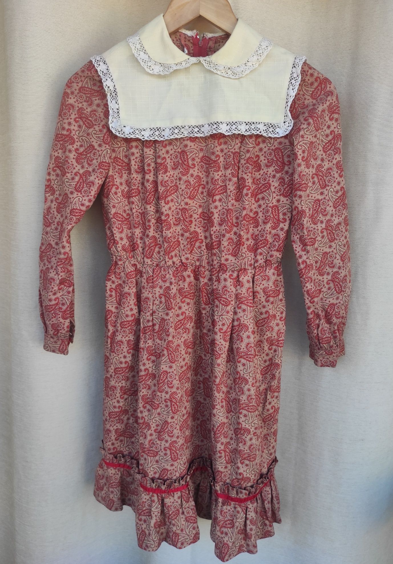 Vestido vintage com padrão paisley