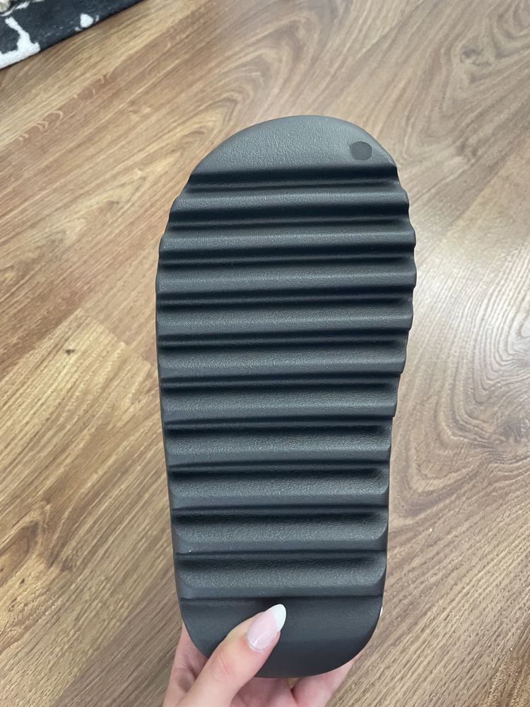 yeezy slides onyx 39