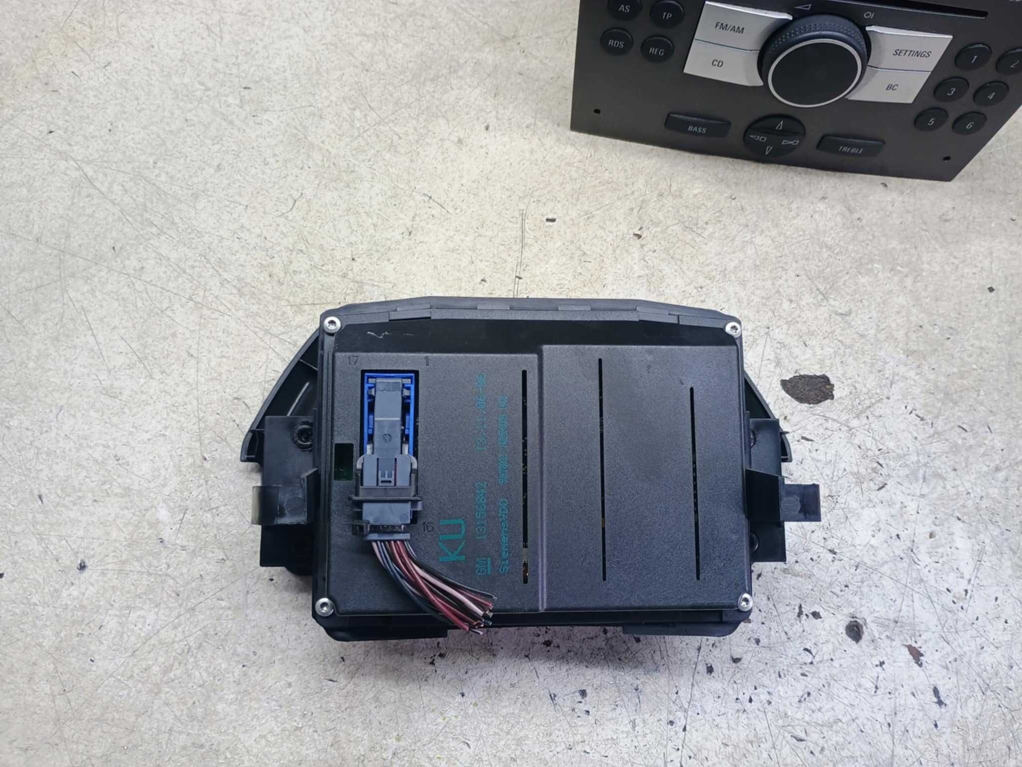 Radio BLAUPUNKT CD30 + Wyświetlacz Opel Meriva A Vectra C 13 188  479