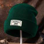 Zielona czapka Beanie z etykietą Brooklyn 1947 – stylowa i praktyczna