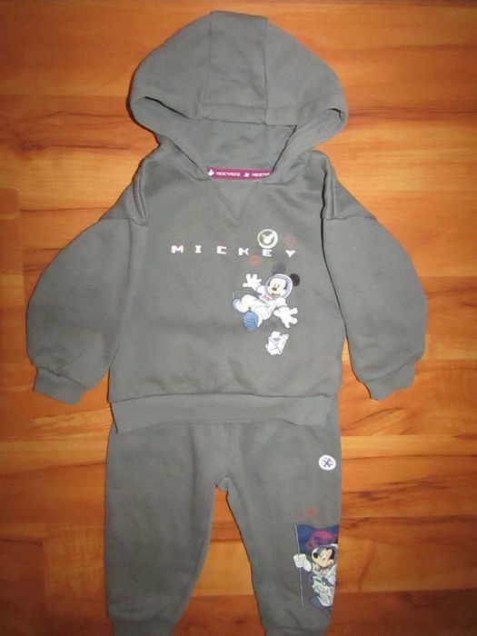 Детский спортивный костюм фирмы " Disney "  на ребенка 12 - 18 месяев
