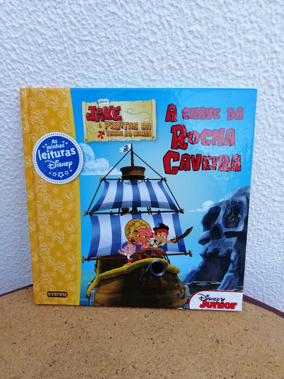 Pirata, livro e barco