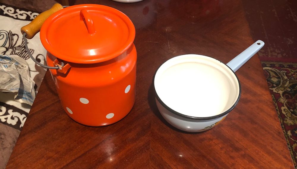 Посуд - кастрюлі, бідон, ковшик