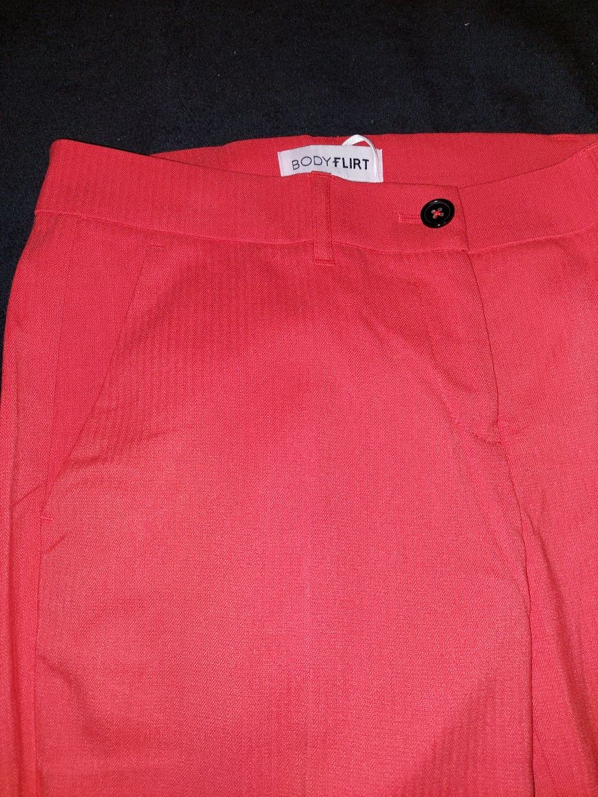 Czerwone spodnie biznesowe w kant rozm 36