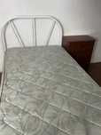 Vendo cama com colchão e mesinha de cabeceira