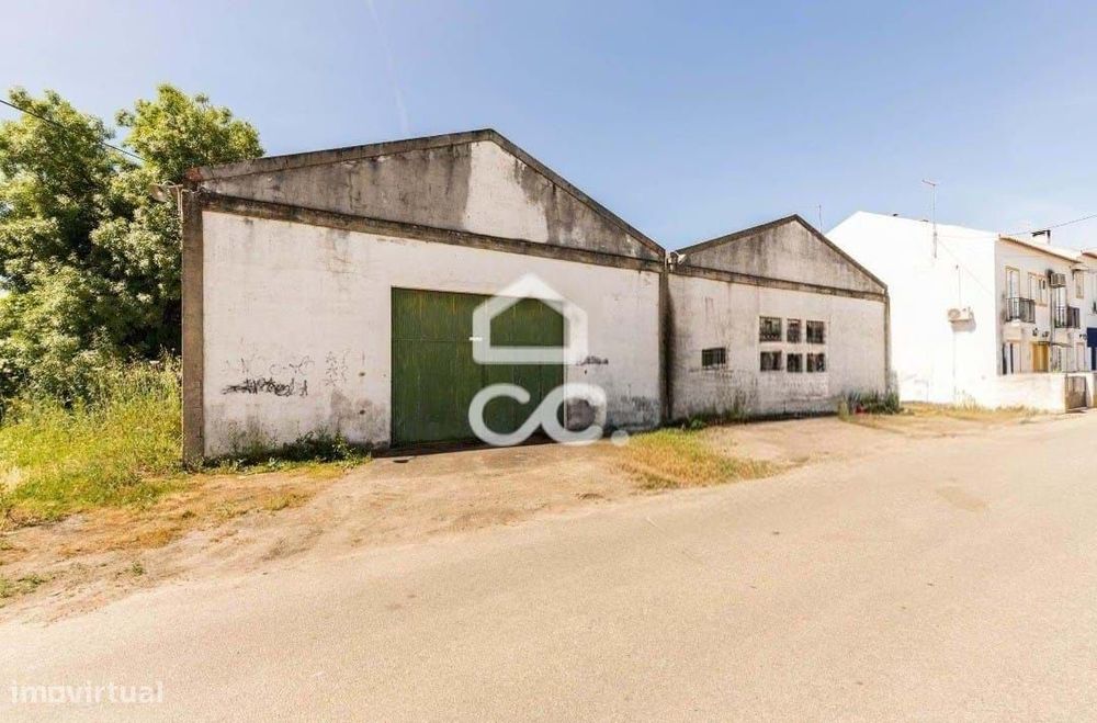 Terreno de 2000m2 com dois Armazéns e viabilidade de construção para 1