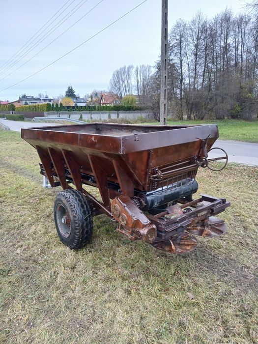 Rozsiewacz wapna rcw3/piast/wapniarka